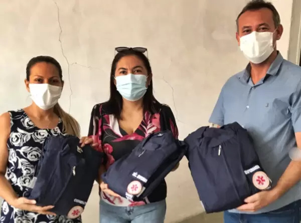 Prefeito João Cléber faz entrega de novo fardamento à equipe do SAMU